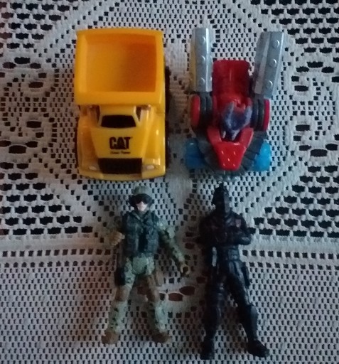 Zdjęcie oferty: Zestaw zabawaek 2 samochody i dwa żołnierze 