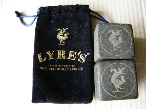 Zdjęcie oferty: LYRE'S granitowe kamienie do chłodzenia whiskey stone 2 szt. duże 4 cm.