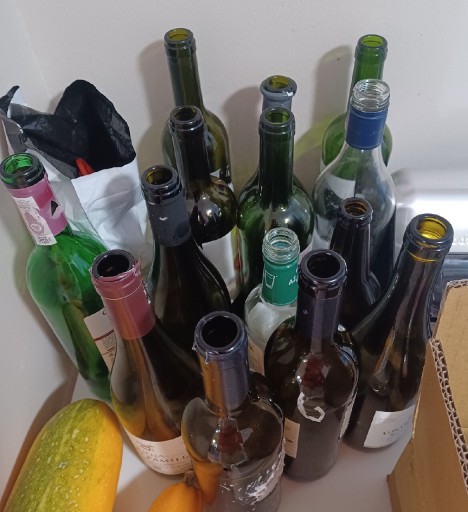 Zdjęcie oferty: Butelki po winie do wtórnego użycia domowego