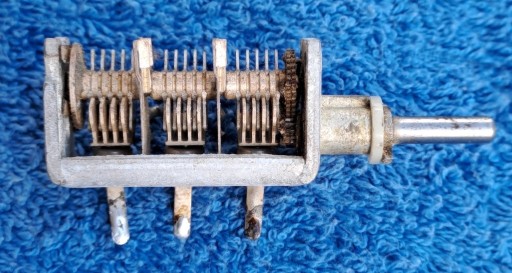 Zdjęcie oferty: TRZYSEKCYJNY KONDENSATOR ZMIENNY-STROJENIOWY