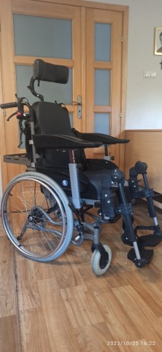 Zdjęcie oferty: Wózek inwalidzki multipozycyjny z zagłówkiem