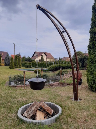 Zdjęcie oferty: Stojak z żeliwnym kosciołkiem na ognisko, grill