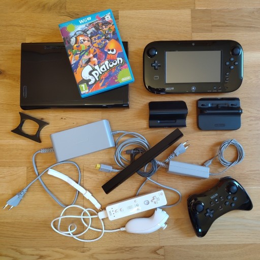 Zdjęcie oferty: komplet Wii U 32GB  Mario Kart 8 Splatoon + Pro Controller, Wiimote Nunchuk