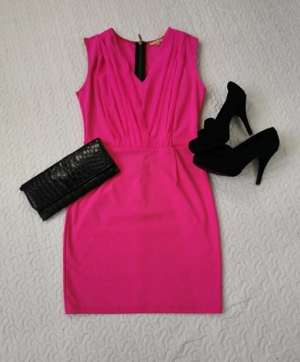 Zdjęcie oferty: Sukienka różowa dopasowana z dekoltem V rozm. L