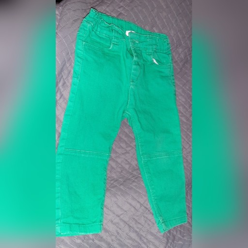 Zdjęcie oferty: Zielone jeansy rurki rozmiar 86