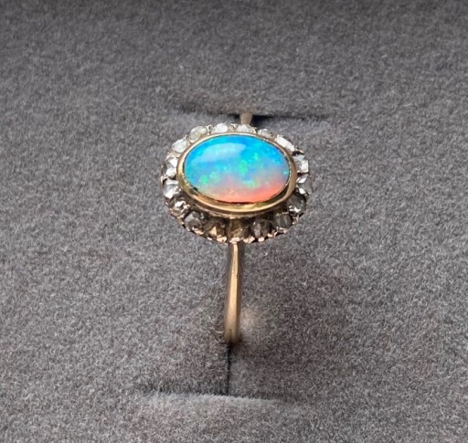 Zdjęcie oferty: Złoty pierścionek z opalem australijskim