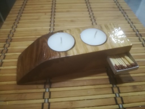 Zdjęcie oferty: Świecznik drewniany na dwie świeczki z zapałkami.