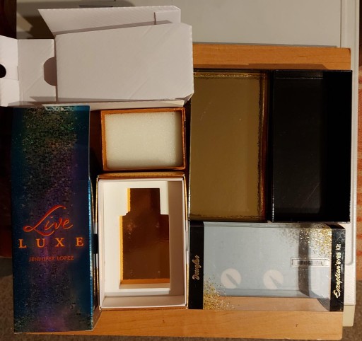 Zdjęcie oferty: Pudełka po perfumach.