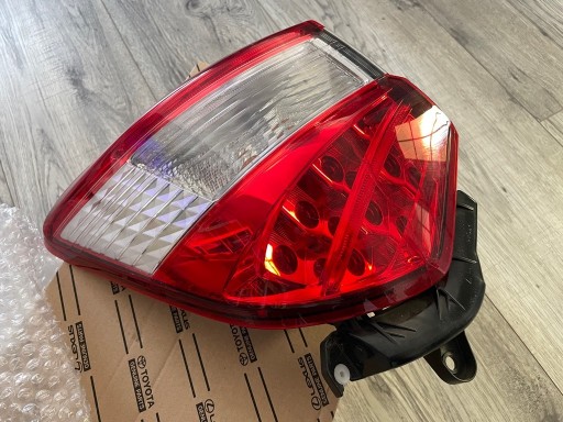 Zdjęcie oferty: Tylna lampa Toyota Yaris 2020 UK (lekko pęknięta).