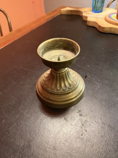 Zdjęcie oferty: Mosiężny świecznik ze zdobieniem