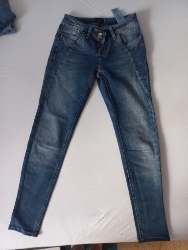 Zdjęcie oferty: Jeansowe spodnie typu biodrówki