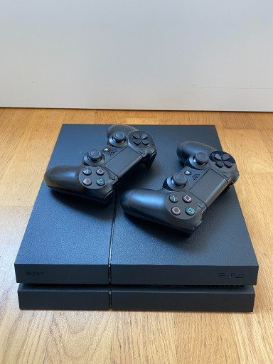 Zdjęcie oferty: Konsola Sony PlayStation 4 1 TB czarny + 2 pady