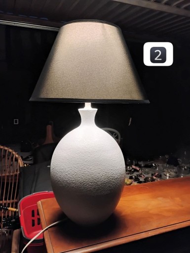 Zdjęcie oferty: Lampa stołowa z białą, fakturowaną podstawą i czarnym abażurem