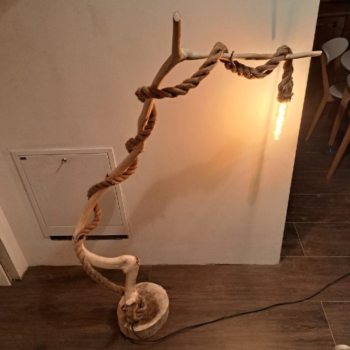 Zdjęcie oferty: Lampa stojąca wykonana z drewna. 