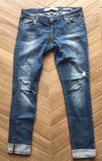 Zdjęcie oferty: Jeansy Guess z rozdarciami i przetarciami 38