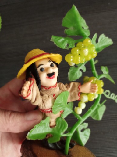 Zdjęcie oferty: Figurka chłopiec winoroślą