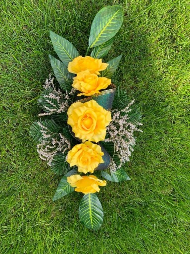 Zdjęcie oferty: Wiązanka na grób. Kompozycja kwiatowa.