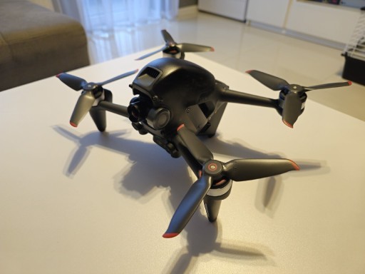 Zdjęcie oferty: Dron DJI FPV + Fly More kit 