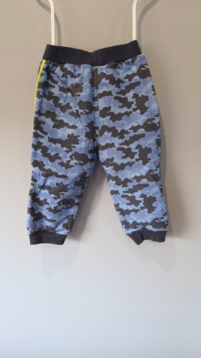 Zdjęcie oferty: Chłopięce spodnie dresowe moro niebieskie r. 104