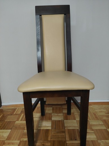 Zdjęcie oferty: Komplet 6 sztuk krzeseł drewnianych kolor brąz .