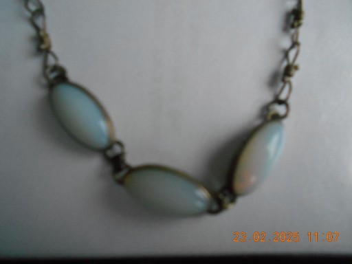 Zdjęcie oferty: Stary srebrny naszyjnik z mieniącymi się  trzema opalami
