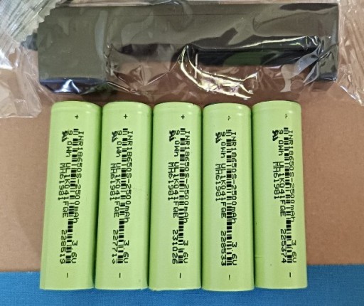 Zdjęcie oferty: Baterie litowo-jonowe 18650 5sztPojemnosc 2300Mah plus ładowarka 