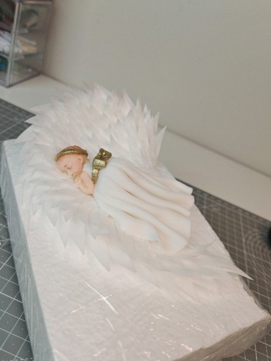 Zdjęcie oferty: Figurka na tort Bobas w skrzydle anioła na komunie i Chrzciny