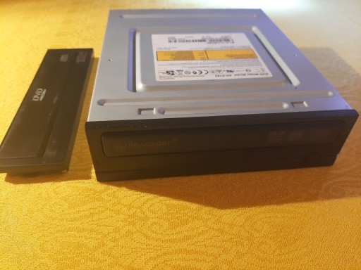 Zdjęcie oferty: Nagrywarka Samsung DVDRW DVD Writer Model SH-S182