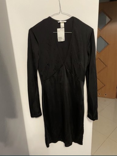 Zdjęcie oferty: Sukienka długi rękaw dopasowana dekolt mała czarna