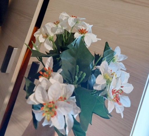 Zdjęcie oferty: Bukiet sztucznych kwiatów, dominujący - biały