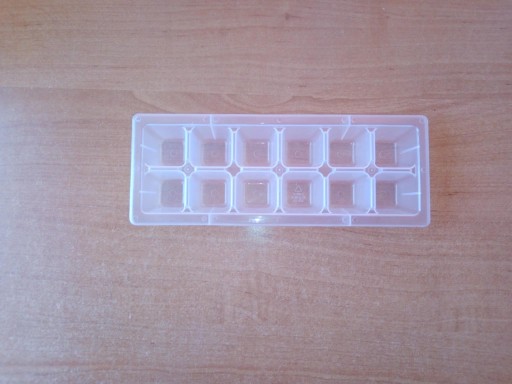 Zdjęcie oferty: Forma foremka pojemnik na kostki lodu do zamrażarki lodówki 12 kostek