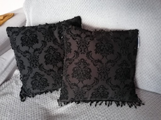 Zdjęcie oferty: Czarne poduszki ozdobne z koralikami 2 sztuki. 