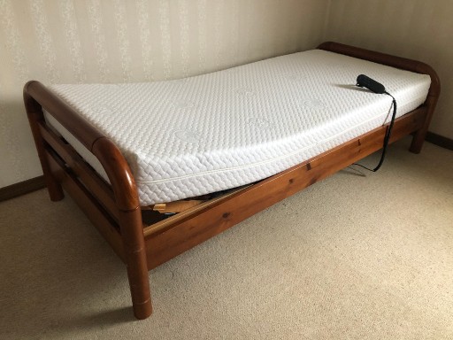 Zdjęcie oferty: Drewniane łóżko, elektrycznie podnoszony stelaż