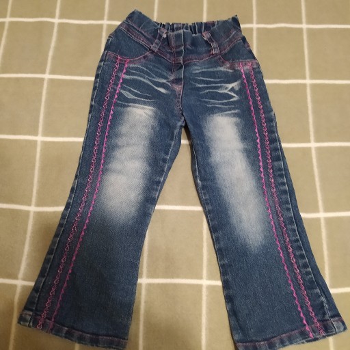 Zdjęcie oferty: Spodnie jeans z wzorem kwiatowym rozm. 98