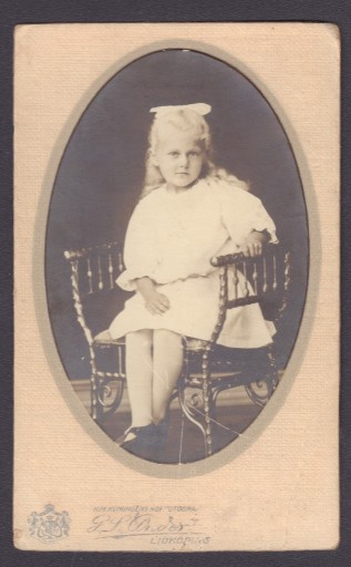 Zdjęcie oferty: Dziewczynka na krześle