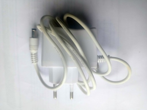 Zdjęcie oferty: Oryginalny ZASILACZ WTYCZKOWY 12V 1A 12W DO TAŚM LED. Wtyk 5,5x1,5mm.