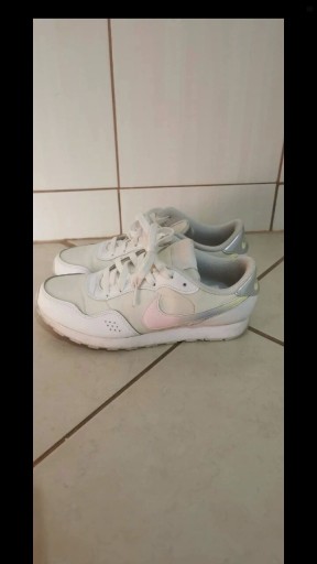 Zdjęcie oferty: Okazja ! Białe buty Nike 38.5 