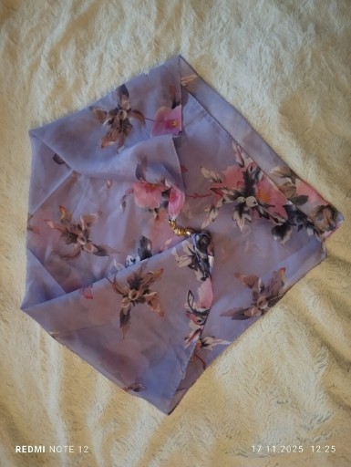 Zdjęcie oferty: Chusta z magnetycznym zapieciem kwiaty 