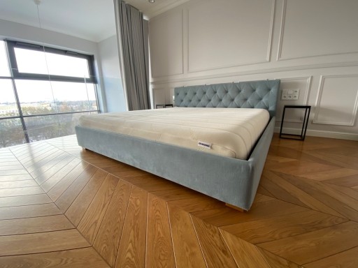 Zdjęcie oferty: Piękne stylowe łóżko z wezgłowiem i materacem