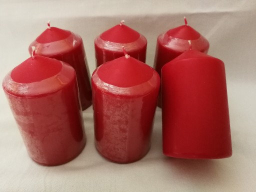 Zdjęcie oferty: Świece bryłowe bezzapachowe czerwone komplet 6 szt.
