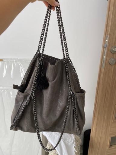 Zdjęcie oferty: Skórzana włoska torebka worek z łańcuchami szara