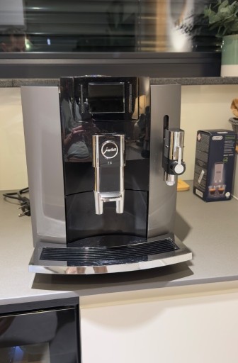 Zdjęcie oferty: Ekspres do kawy Jura e8 stan bardzo dobry ! 