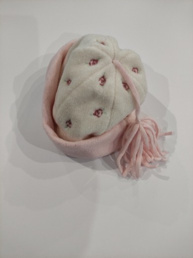 Zdjęcie oferty: Czapka, czapeczka biało-różowa z kwiatkami 46 cm
