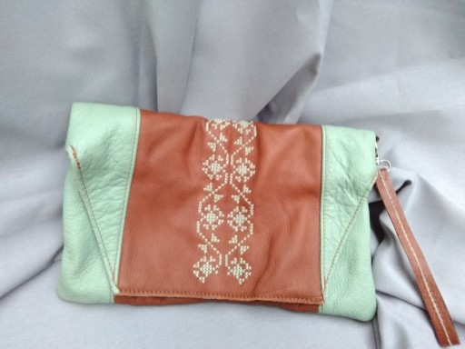 Zdjęcie oferty: Torebka haftowana na skórze 