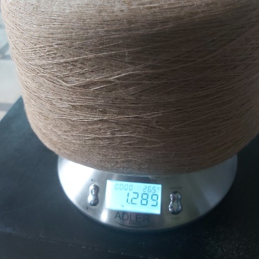 Zdjęcie oferty: Dziewiarską przędza, beżową, akryl ,waga 1.28 kg.