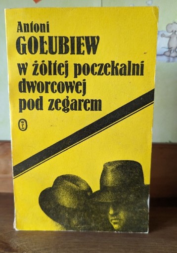 Zdjęcie oferty: Antoni Gołubiew w żółtej poczekalni dworcowej