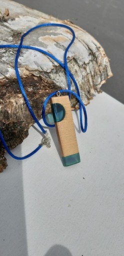 Zdjęcie oferty: Naszyjnik z żywicy i drewna niebieski