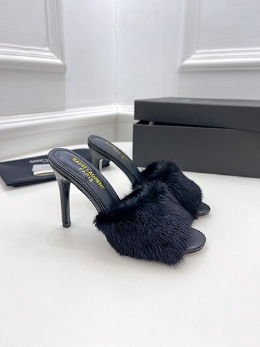 Zdjęcie oferty: Czarne klapki firmy Yves Saint Laurent