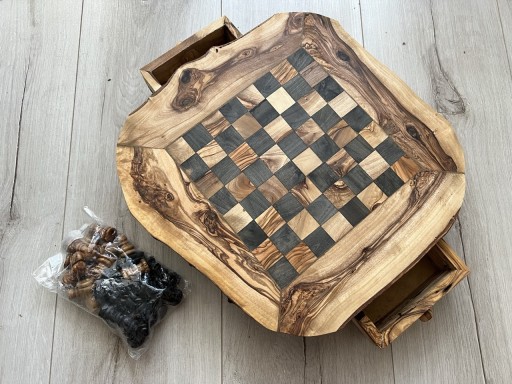 Zdjęcie oferty: Szachy z drewna oliwnego z planszą ok. 20x20 cm
