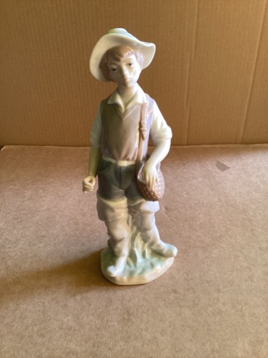 Zdjęcie oferty: 134.Figurka LLADRO „ Chłopiec z koszykiem „.